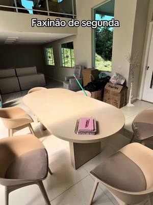 A post by @jennialarcon_ on TikTok caption: SEGUNDOU ASSIM: NA FAXINA E TENTANDO MANTER ESSA CASA ORGANIZADA DEPOIS DE SEMANAS COM TODO MUNDO DOENTE. Pq eu to falando gritando? Kkkkkkkkk enfim, vcs tb deixam a faxina para as segundas? Quando o final de semana não me derruba, eu deixo 😂