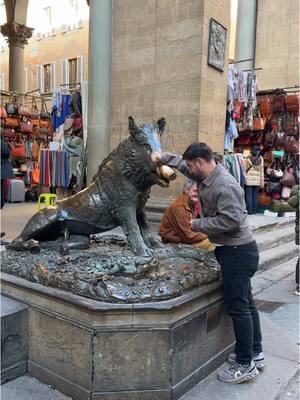 A post by @arturogonzalezl on TikTok caption: La doña le exprimió la buena suerte con la sobada que le dió 🥲