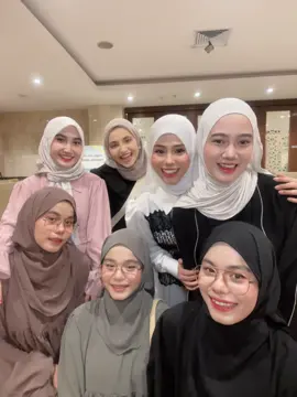 A post by @dddkembar on TikTok caption: dini hijabnya beda sendiri  #fyp #xyzbca #ViralDiTiktok 