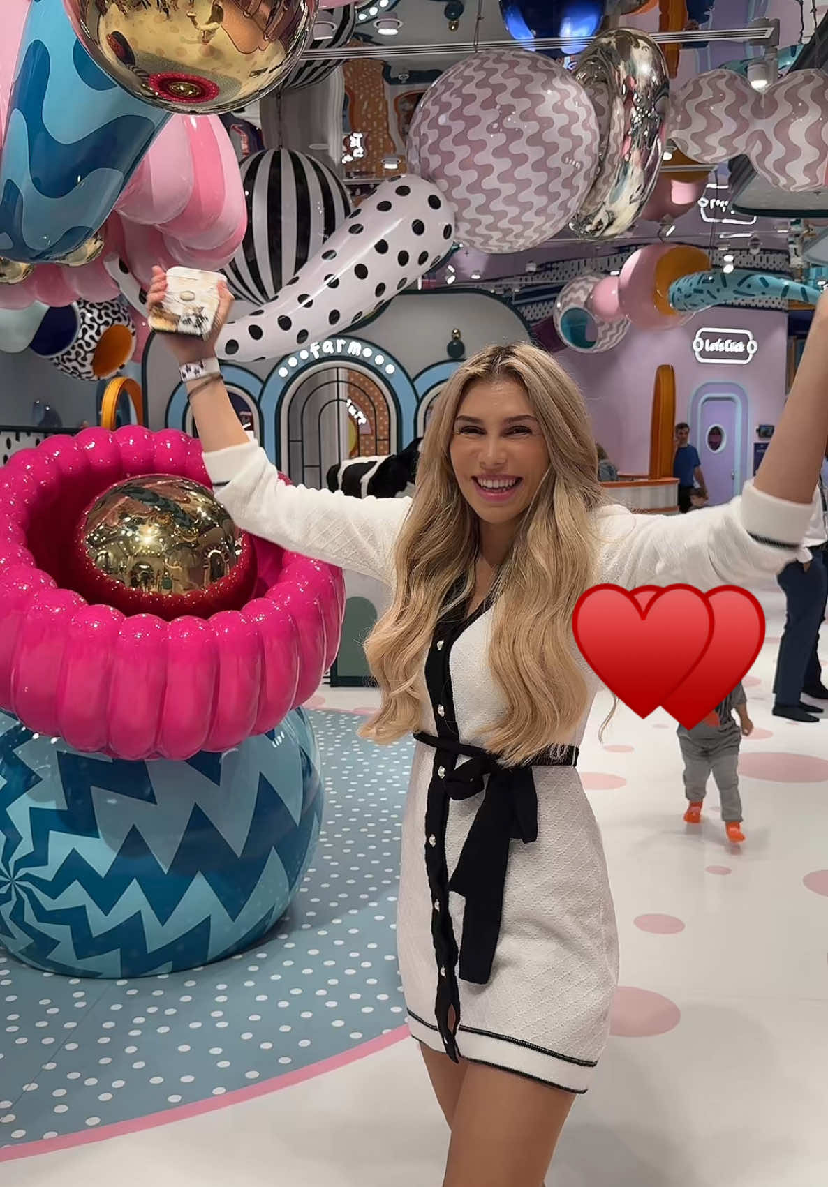 A post by @nathalie_bw_official on TikTok caption: Der COOLSTE indoor Spielplatz in der Dubai mall 🤩 Was gefällt euch am Besten?🥰 Da gab es echt ALLES 😍 #kids #playground 