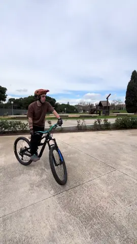 A post by @nick_casella18 on TikTok caption: Primo video di Barcellona 2025💥 #enjoytheride #onealriders #onealracing #bike #biketrial #streettrial #trial #mtb #brave7 #akaso #teamakaso #actioncamera @CorkiCycles @O’NEAL Racing @All Mountain Style @Buds.sports @Cannondale Bicycles @FxnGlobal 