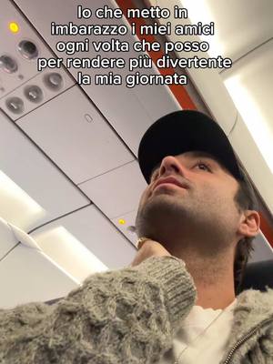 A post by @mattovarini on TikTok caption: Problemi di pancia quando ha paura 😭 #filmmentali #imbarazzo #amici #scherzo #volare #aereo #mattovarini #perte #davedere #dietrolequinte 