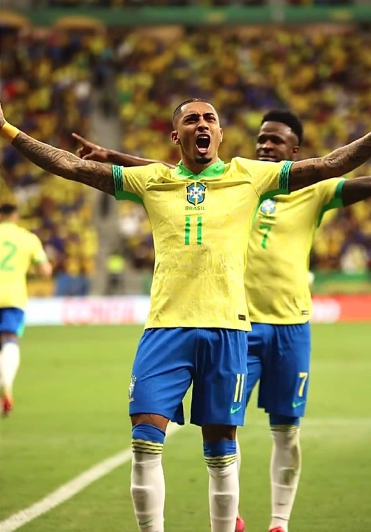 A post by @raphinha on TikTok caption: GIGANTE PELA PRÓPIA NATUREZA 🇧🇷🫶🏾