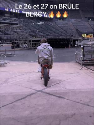 A post by @tiakola_meloo_ on TikTok caption: TORSE NU COMME VOUS VOULEZ MAIS ON VA BRÛLER BERCY DEMAIN C'EST DEMAIN, DEMAIN YA BOURBIER YA BOURBIER AMBIANCE DE STADE PAS DE STAR !!! #tiakola #concert #bercy 
