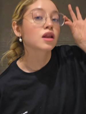 A post by @karolsevillaokay on TikTok caption: ya regrese! 