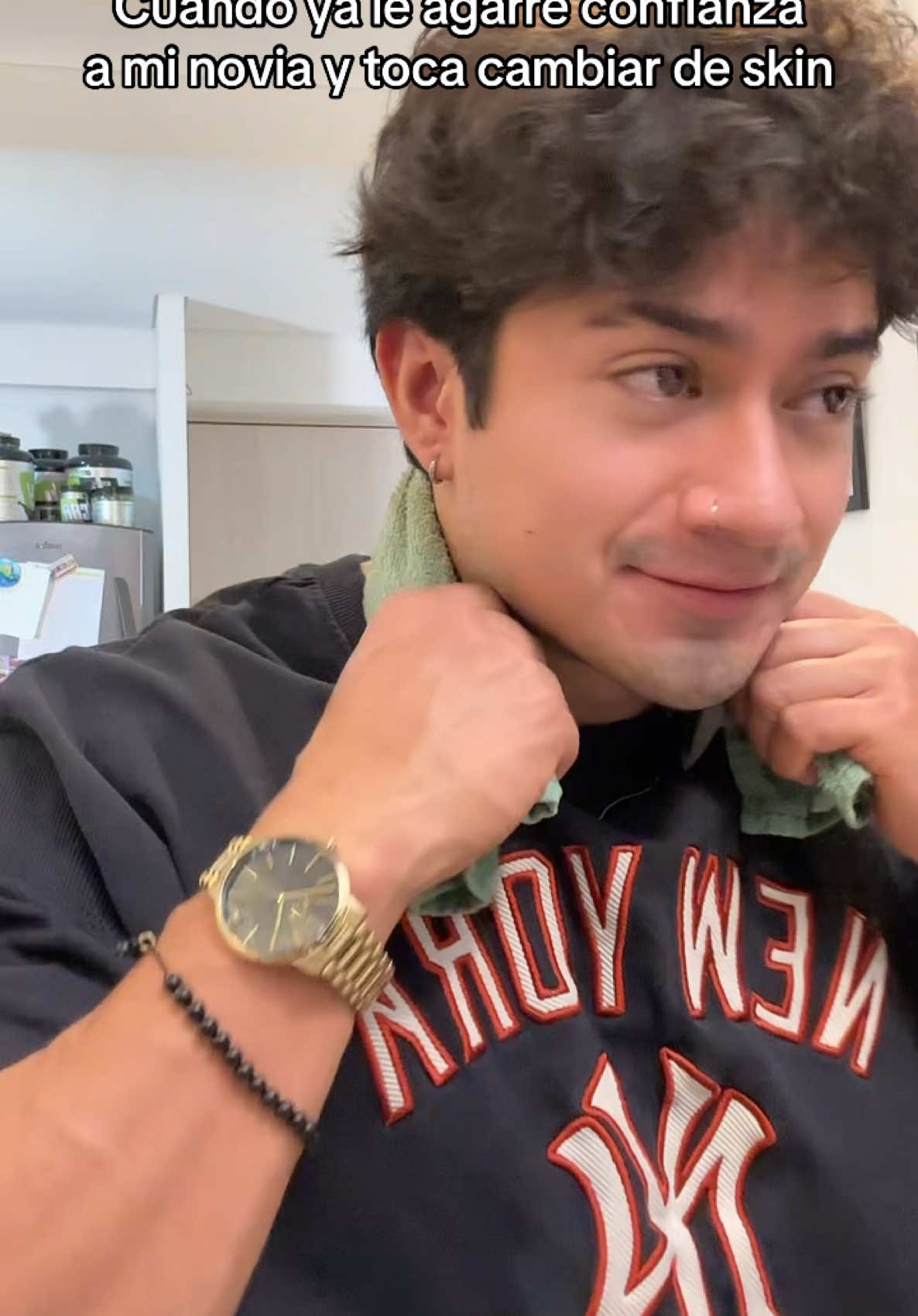 A post by @juanbernardoflowers on TikTok caption: Al fin libre 😂 (Insta Juanbernardofloresof) #humor 