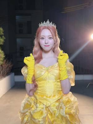 A post by @itzyofficial on TikTok caption: ᴅɪꜱᴄᴏ ᴡɪᴛʜ ᴘʀɪɴᴄᴇꜱꜱ ʏᴜɴᴀ ༘* #ITZY #MIDZY #YUNA #유나