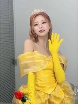 A post by @itzyofficial on TikTok caption: ｡ﾟ•┈୨유나 공주 등장୧┈•ﾟ｡ #ITZY #MIDZY #YUNA #유나