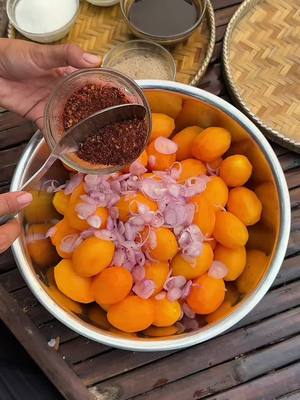 A post by @chhomsreypach on TikTok caption: ម៉ាក់យ៉ុង ក្រឡុកទឹកប្រហុកម្ទេសហុយ