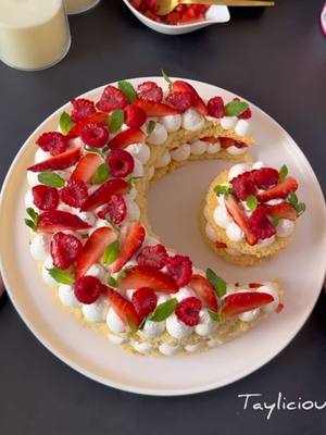 A post by @tay_liicious on TikTok caption: Gâteau Lune à la Chantilly et Fruits Rouges 🌙✨ Génoise légère :  Ingrédients : 4 œufs 120 g de sucre  120 g de farine Le secret de la réussite de cette génoise réside dans la rapidité d'exécution 1. Battez les œufs et le sucre a l’aide d’un batteur électrique ou d’un robot jusqu’à obtention d’un mélange clair et mousseux (à peu près 8 minutes) 2. Incorporez délicatement la farine tamisée à l’aide d’une spatule 3. Enfournez environ à 13 mn a 180• 4. Laissez refroidir puis découpez la forme d’un croissant de lune à l’aide d’un patron en papier 🌙 Chantilly mascarpone : Ingrédients : 400 ml de crème a fouetter  60g de sucre glace  Arôme vanille 1. Dans un saladier, mettre la crème a fouetter, le sucre glace et l’arôme vanille.  2. Fouettez jusqu’à l’obtention d’une chantilly bien ferme Montage : 	1.	Disposez la première couche de génoise en forme de lune sur une assiette plate 	2.	À l’aide d’une poche à douille munie d’une douille ronde, déposez des boudins de chantilly sur toute la surface 	3.	Ajoutez des morceaux de fraises ou autres fruits rouges 	4.	Recouvrez avec la deuxième couche de génoise et répétez l’opération 	5.	Décorez avec des fraises, framboises et quelques feuilles de menthe et voilà 😍🌙✨ #gateau #gateaulune #lune #laid #desser #gouter #recette #viral #recettefacile #tayliicious #recetteramadan #Ramadan #ideerecetteramadan