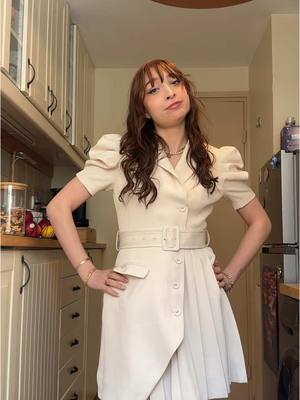 A post by @laurie_fantazia on TikTok caption: Remettait ses robes à la mode please 😩
