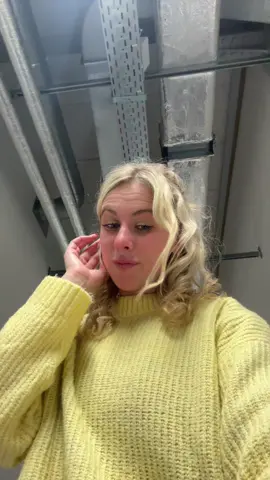 A post by @dansjufsharon on TikTok caption: Maar weer is een Tiktok opgenomen 🤪 #dansjufsharon #fy #fyp #voorjou @Dulce 