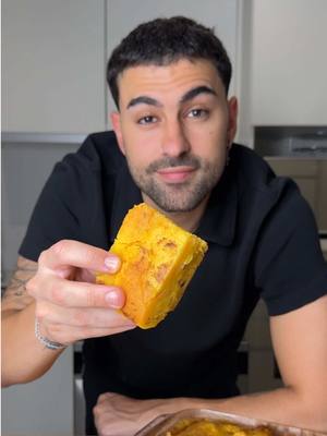A post by @lasrecetasdesimon on TikTok caption: SOPA PARAGUAYA: la única sopa sólida del mundo! 🌽🇵🇾 • Cuenta una leyenda que la cocinera del presidente Carlos Antonio López preparaba una sopa de maíz, pero un día se le pasó de cocción, se espeso mucho, y para no desperdiciarla, decidió mandarla al horno con mucho queso. Cuando se la dio de probar al presidente, le encantó y la bautizó cómo la conocemos hoy en día 🫶 • 𝕀𝕟𝕘𝕣𝕖𝕕𝕚𝕖𝕟𝕥𝕖𝕤: • 750gr de Harina de Maíz 🌽  • 5 huevos 🥚  • 900ml de Leche 🥛  • 2 Cebollas Grandes 🧅  • 375gr de Queso Paraguay (o Cremoso) 🇵🇾  • 1cda de Sal 🧂 • 100g de Manteca 🧈 • 50cc de Aceite de Girasol 🌻  • Si la hacen díganme cómo les queda, esta receta es un 10❤️👍🏻 • #sopaparaguaya #paraguay #queso 