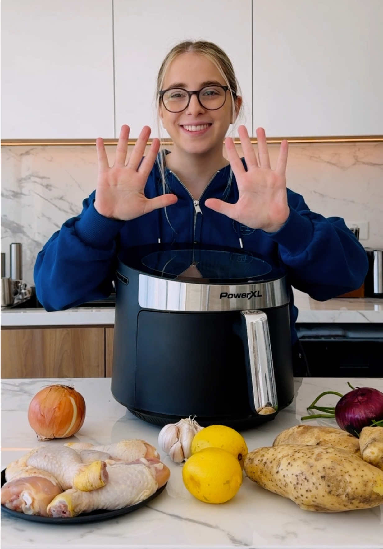 A post by @ailutokman on TikTok caption: CON 10 MINUTOS DE TU TIEMPO Y UNA FREIDORA DE AIRE, te podes hacer un platazo: Capitulo 1, hoy hacemos, Patas de Pollo con Papas 🍗✨ • Hoy arranco una nueva serie, ideal para los que llegan cansadísimos del trabajo y no tienen ganas de cocinar, pero sí de comer bien y rico! Recetas en freidora de aire que te llevan solo 10 minutos de preparación. Te pones a cocinar 10 minutos, y el resto lo hace todo la Freidora 😉 • Para este primer episodio hice unas Patas de Pollo bien condimentadas con Papas y una rica gremolata que suma muchísimo 🤤 Yo lo hice en mi en Freidora de Aire Luminex de PowerXL, que cocina más rápido y saludable. Con luz infrarroja y aire a 360° podes freír, hornear, asar y, lo mejor, lo podes ver como se cocina con la ventana de arriba 🙌🏻 • Vas a necesitar: - Patas de pollo 🍗  - Cebolla morada 🧅  - Papas 🥔  - Aceite oliva  - Sal y pimienta 🧂  - Ajo en polvo 🧄  - Pimentón • Para la gremolata: - Ajo 🧄  - Perejil 🌿  - Ralladura y jugo de limón 🍋  - Aceite de oliva - Sal y pimienta 🧂  • Ponete el cronómetro y hacelo, y así, empeza a comer rico todos los días! ❤️ • #receta #airfryer #comida 