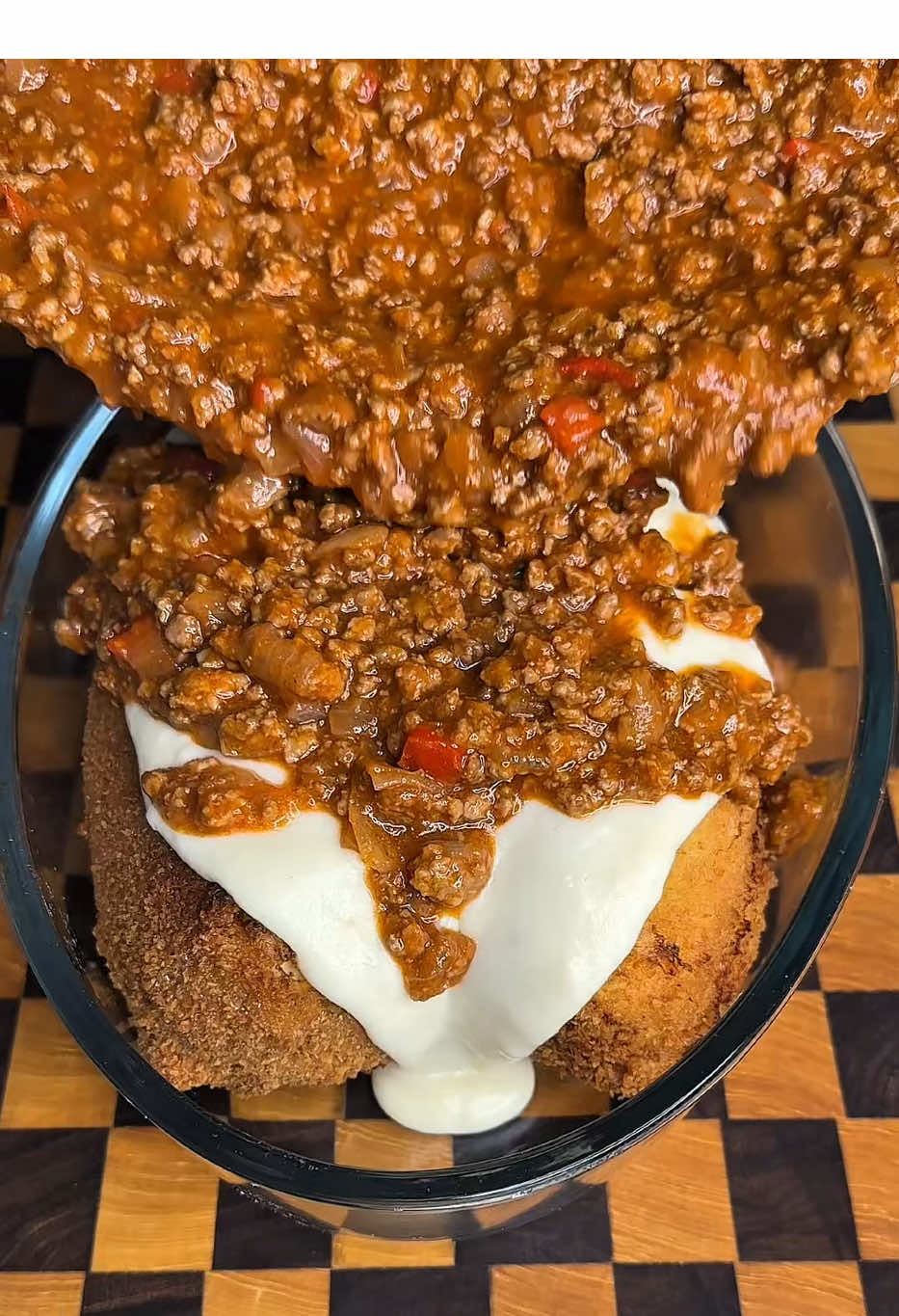 A post by @brutacocina on TikTok caption: Acá está toda la receta de esto. Espero que a estos les haya gustado: Hoy cocinamos una bomba que va a volarte la cabeza. Agarrá lápiz y papel… o mejor: guardá este post. ⸻ Ingredientes para el pollo relleno: 	•	🍗 1 pechuga de pollo 	•	🐷 150 g de jamón cocido 	•	🧀 150 g de queso (el que se derrita bien) 	•	🧄 2 dientes de ajo picados 	•	🌿 Perejil fresco picado 	•	🥚 2 huevos batidos 	•	🍞 Pan rallado, cantidad necesaria 	•	🧂 Sal y pimienta al gusto 	•	🛢️ Aceite para freír Tip: una vez armado, mandalo 1h / 1h30 al freezer hasta que quede bien duro. Así no se desarma al empanar ni freír. ⸻ Ingredientes para la salsa blanca: 	•	🧈 50 g de manteca 	•	🌾 1 cucharada abundante de harina 000 o 0000 	•	🥛 Leche, cantidad necesaria (aprox 300 ml) 	•	🧂 Sal 	•	⚫ Pimienta 	•	🌰 Nuez moscada (apenas un toque) Cociná la manteca con la harina hasta que se dore, después agregá la leche de a poco sin dejar de mezclar hasta que espese. ⸻ Ingredientes para la bolognesa: 	•	🥩 500 g de carne picada 	•	🧅 1 cebolla mediana bien picada 	•	🌶️ ½ morrón rojo picado chiquito 	•	🧂 Sal y pimienta 	•	🍅 1 lata de tomate cubeteado 	•	🥄 ½ cucharadita de bicarbonato de sodio (para quitar acidez) Cocinás todo a fuego medio, agregás el tomate, bajás el fuego y dejás 45 minutos. Al final, bicarbonato y listo. ⸻ Armado final: 	1.	Freí el pollo empanado hasta que esté dorado. 	2.	Pasalo a una bandeja. 	3.	Echale salsa blanca por encima. 	4.	Sumale la bolognesa bien cargada. 	5.	Espolvoreá con queso rallado. 	6.	Horno medio (180°C) entre 30 y 45 minutos. ¡Y que exploten los aplausos! ⸻ Guardá esta receta y mandásela a ese amigo que cocina como los dioses. #RecetasBrutas #ComidaCasera #RecetasFaciles #CocinaConAmor #RecetasArgentinas