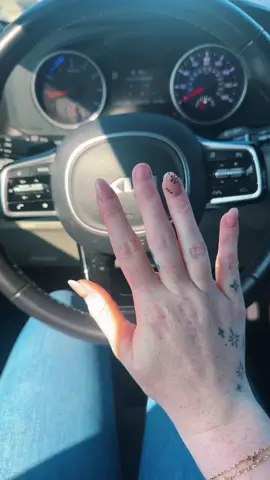 A post by @trisnunemann on TikTok caption: 🫶🏼✨🎀💅 #nail #nails #nailtransition #foryou #girlhood 