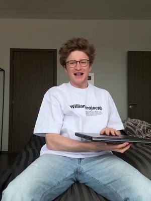 A post by @alextachers on TikTok caption: Día 1 reaccionando a mis Vines 🥹📱
