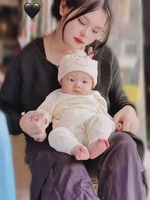 A post by @chanh_yang3 on TikTok caption: #ຢ່າປິດການມອງເຫັນຂ້ອຍເດີ່💜📌 #ขึ้นฟีดเถอะ #ຈີນນ້ອຍ🇨🇳🇱🇦 