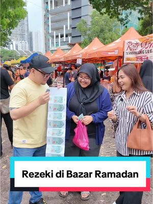 A post by @ahkaiwanglama on TikTok caption: Kongsi Rezeki di Bazar Ramadan #Ramadan #AhKai #AhKaiWangLama #Puasa #trending  @Cahaya icha 