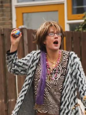 A post by @bramkriktok on TikTok caption: De Rijdende Rechter be like 😅. Waar het roze verven van de schutting met verf van @Karwei wel niet toe kan leiden! @10A #maakhetmooier #tinadebruin *ad 