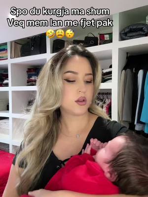 A post by @amla_92_ on TikTok caption: Mamat me beba te vegjel me kuptojn #viral_video #foruyou #pourtoipage #baby2025 