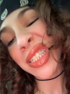 A post by @2raixx on TikTok caption: tengo algo en el diente?😝 || #fy #fyp #wlw 