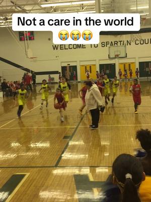 A post by @hoopsnation on TikTok caption: HOF clamps 😂😂 #hoopsnation #basketball #fail (via @teewims)