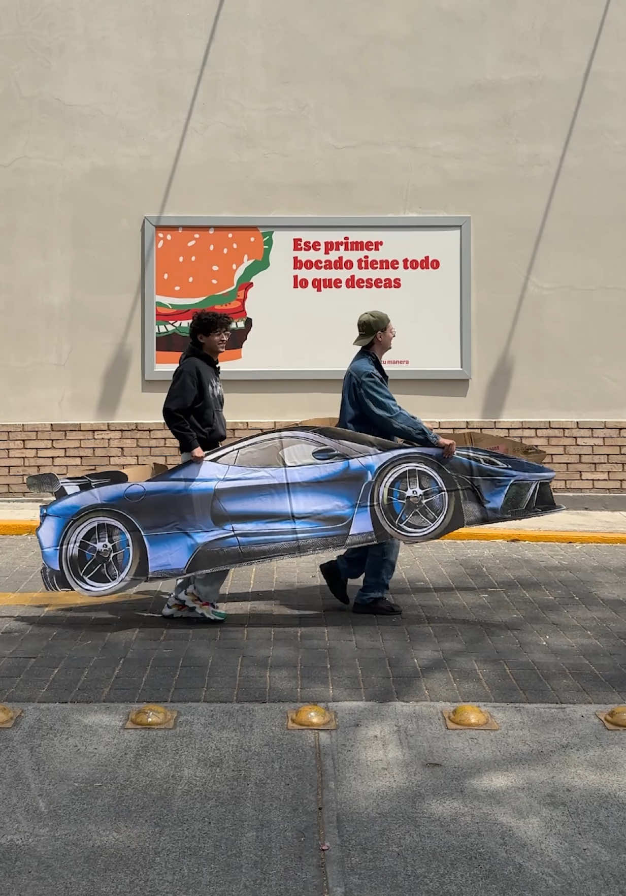 A post by @zachjaq on TikTok caption: No puedo creer que esto si funcionó 🤣😂 @Burger King México #autoking #publicidad 