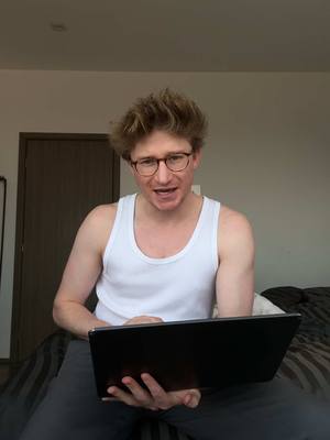 A post by @alextachers on TikTok caption: Reaccionando a FAMOSOS que me encontré de MORRILLO 📸😳