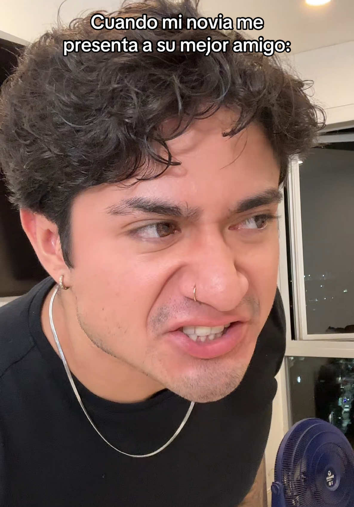 A post by @juanbernardoflowers on TikTok caption: Su mejor amigo de mi novia 🙂 (Insta: juanbernardofloresof) #humor #comedia 