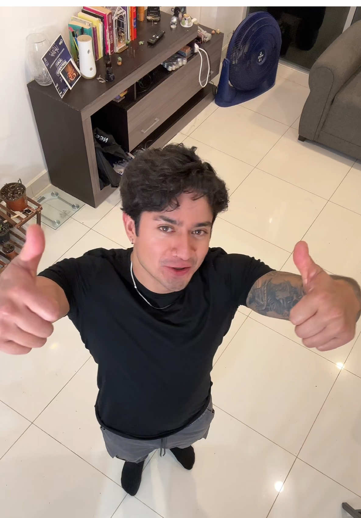 A post by @juanbernardoflowers on TikTok caption: Con razón no quería hacer el “Báilalo Rocky” 😂😅 (Insta: Juanbernardofloresof) #humor #comedia #bailalorocky 