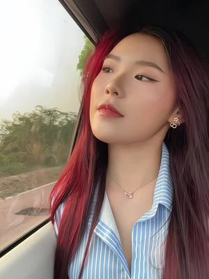 A post by @jmong19 on TikTok caption: นี่ขึ้นรถเมล์😅😍##ເຈ້ມ໋ອງເລຍລົ້ມ##tiktok##เจ้ม๋อง##สาวน้อยอมยิ้ม