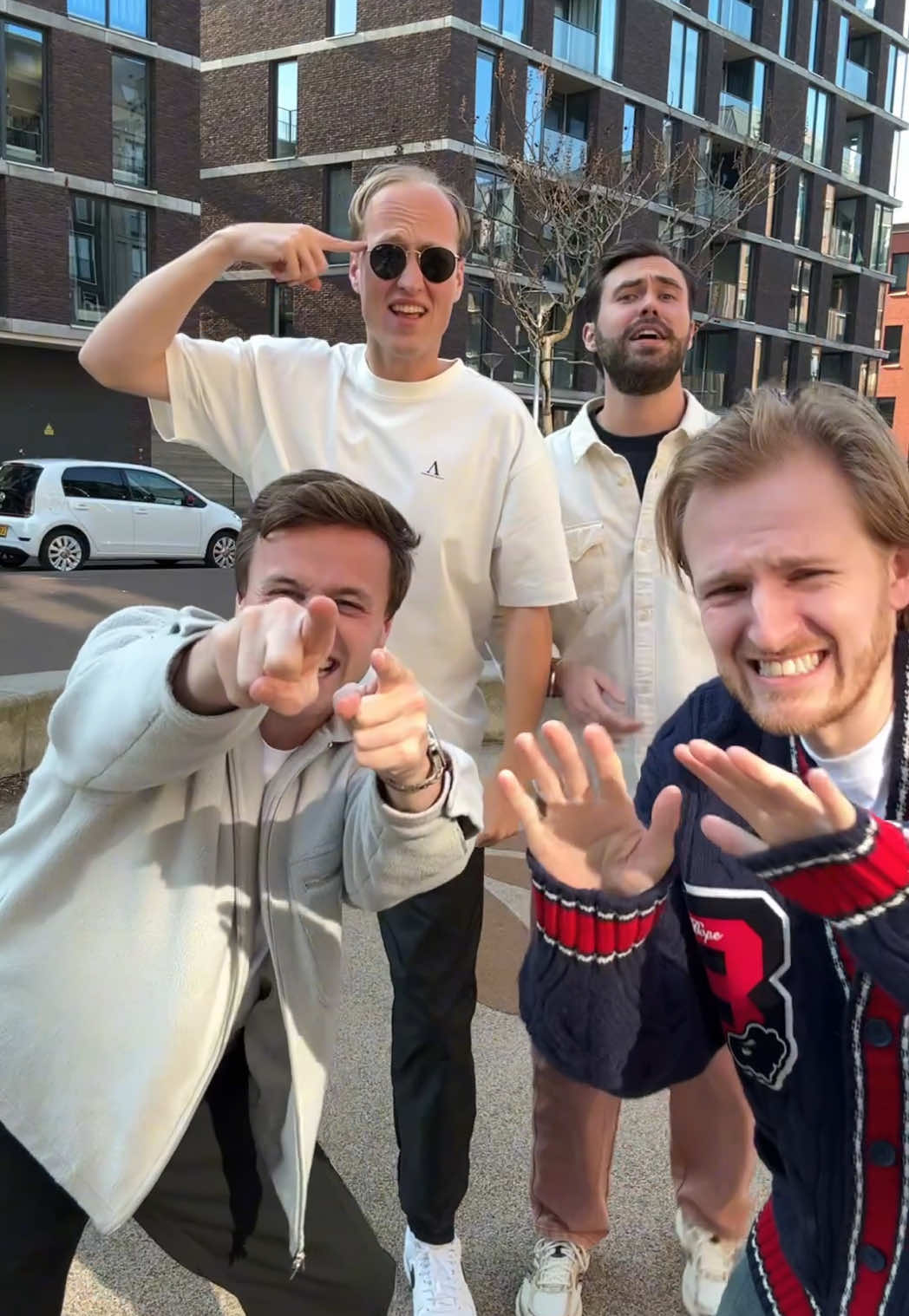 A post by @milodetiktokker on TikTok caption: Wie is er ready?? 🔥🥵🎶 #bankzitters #iconisch 
