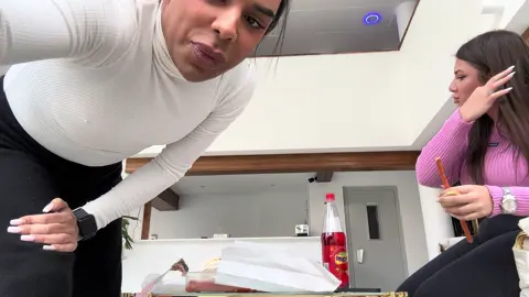 A post by @alperados1 on TikTok caption: Kankanla aynı yerde çalışıp öğle yemeği yemek #keşfetteyizzz #keşfet #fyp #beniöneçıkart @AnJi Arabova 