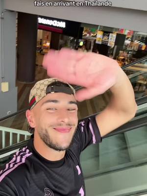 A post by @illyeskays on TikTok caption: Je viens à peine de sortir de l’avion que je suis deja dans la detente 😂 et pour le thé et gateau de la fin j’vous rappel qu’en voyageant je n’ai pas pu jeûner il est evident que je le reprend demain 🙏🏽