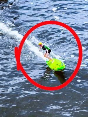 A post by @eusoubarone on TikTok caption: Testei o SURFISTA ANÃO de controle remoto que já sai tirando ONDA! 🏄‍♂️🌊 🔗 Link do produto na BIO 👉 @eusoubarone (produto 1372 surfista anão)