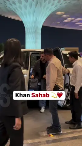 A post by @i_m_srk_1 on TikTok caption: #srk #srkfan #srkfans #shahrukhkhan #kingkhan #badshah #worldbiggestsuperstar #worldbiggestmoviestar 