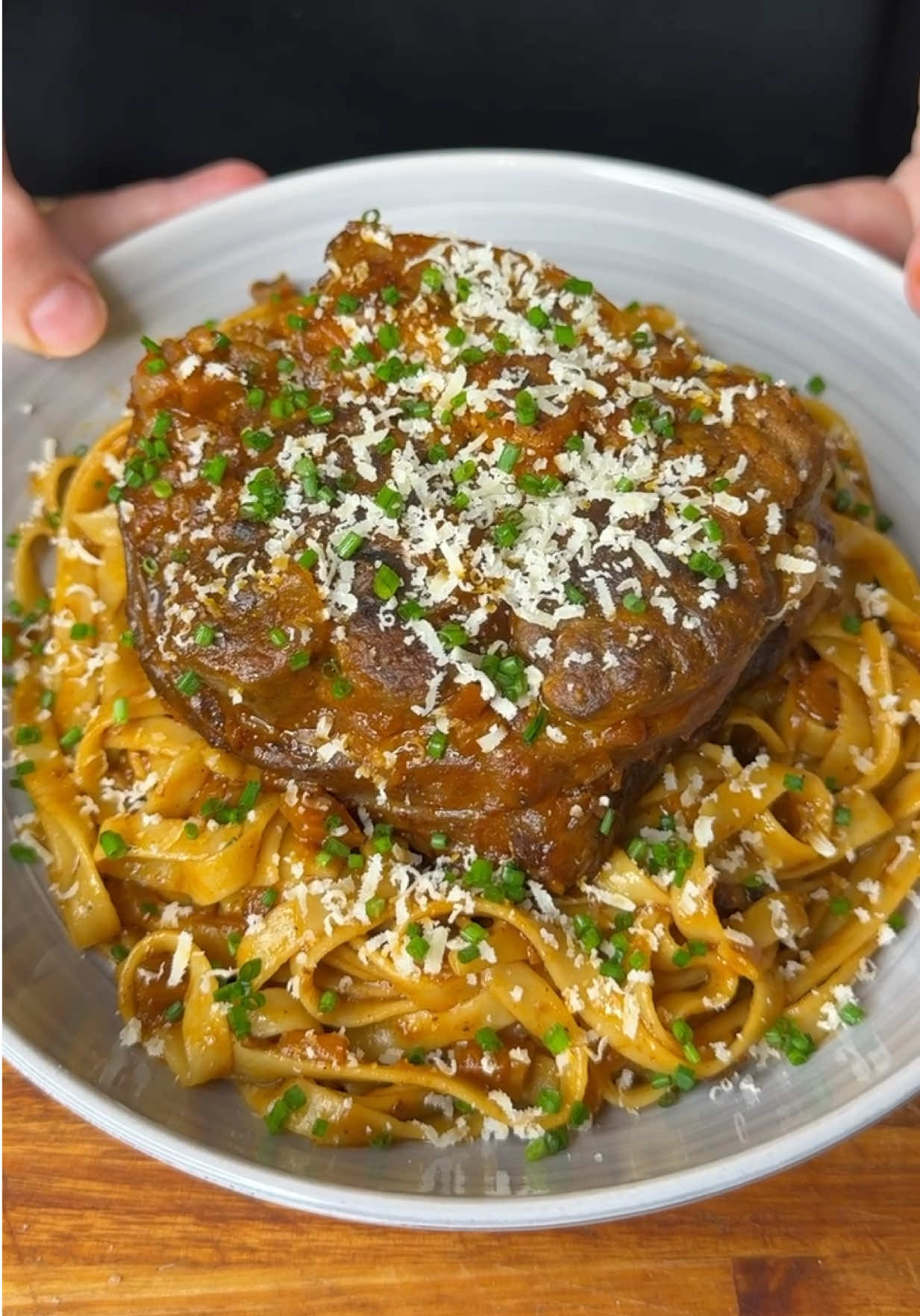 A post by @ailutokman on TikTok caption: OSOBUCO DE UNA MANERA DISTINTA✨: Lo hacemos súper tierno y lo combinamos con pasta 🤤 • Pocos maridajes son tan ricos como una buena carne con fideos untuosos🍝. Hoy elegí usar osobuco, un corte que si sabes cocinar bien, queda increíble y se deshace solo 🤩 • Para cocinar usé todos los productos y cuchillos de Royal Prestige que son infalibles y muy facheros. Imposible que algo te salga mal!🙌🏻😍 • 👩🏼‍🍳INGREDIENTES👩🏼‍🍳 •4 Bifes de Osobuco 🥩 •Harina 🌾 •1 Cebolla 🧅  •1 Zanahoria 🥕  •3/4 ramitas de Apio  •Ajo 🧄 •Sal y Pimienta 🧂  •Extracto de tomate •Vino tinto 🍷 •Puré de tomate 🥫  •Agua •Romero  •Fideos 🍝 • Emplatalo con queso parmesano y ciboulette, y no te olvides de sacarle el hilo!  Un plato perfecto para los días de frío que se vienen😉🥶 • #carne #comida #receta #pasta 