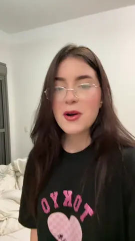 A post by @sofiasantino on TikTok caption: meu novo jogo de cama 