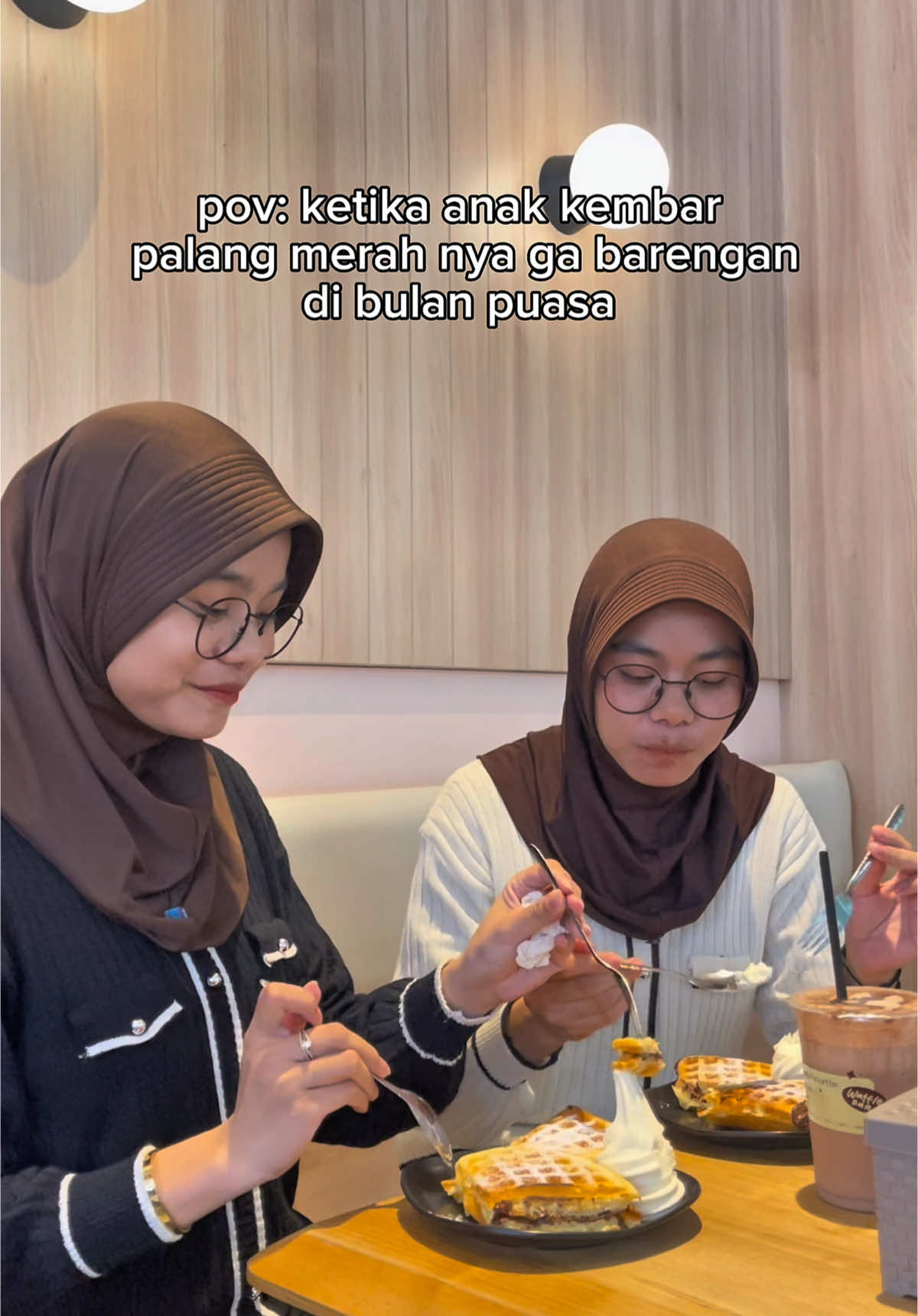 A post by @dddkembar on TikTok caption: godaan dina di bulan puasa😂 #fyp #xyzbca #ViralDiTiktok 