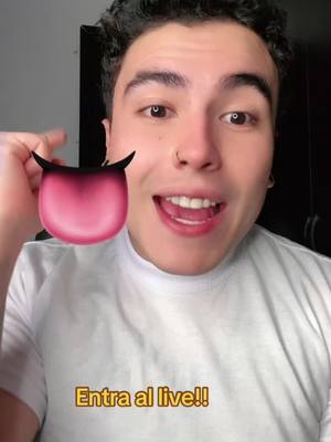 A post by @jorgesalazaryt on TikTok caption: Entra al live!! Cuál otro nombre me pongo ? ✍️👚