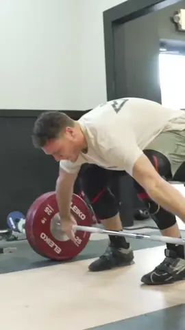 A post by @californiastrength on TikTok caption: Snatch 140kg / 308lbs @Muscle Milk @Technogym @TrainHeroic—Training App 