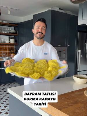 A post by @dizaynoloji on TikTok caption: BAYRAM TATLISI BURMA KADAYIF YAPIYORUZ . Tarif ayrıntıları aşağıdadır ⬇️ ( sesli anlatımda yapılmıştır .) • • • ✅ 1 tepsi için 1 kg burma kadayıf. ✅ 300 gr Antep fıstığı içi ✅ 300 gr tereyağı  250 gr inek tereyağı, 50gr keçi tereyağı ( lezzet katması adına ) ✅ 200 gr kaymak  ✅ Şerbeti için 6 su bardağı şekere 12 su bardağı su ekliyoruz. Çeyrek limon sıkalım şerbete. İyice kıvama gelinciye kadar şerbetlensin.  ✅ Burma kadayıfı sararken bir ucundan başta tutalım, ardından daha iyi sarılması için iki ucundanda tersine çevirelim .  ✅ En önemli noktalardan birisi fırının en alt tabanına tepsiyi sürelim. Fransız 200 derecede 40 dk piştikten sonra tepsiyle ters çevirip , 20 dakikada diğer yüzünü pişirelim. Kıtır kıtır olması gerekiyor.  ✅ Tereyağı lezzeti için 50 gramını keçi tereyağı bulursanız çok lezzetli olur. Koku yapmıyor da . Fırında köpürerek ,  içine çeke çeke piştiğinde müthiş bir kızarıklık oluyor kadayıfta. Onun için her yerine gezdirelim .  ✅ Kadayıf ve şerbet aynı sıcaklıkta dökelim ve şerbetini çekene dek dinlenmeye bırakalım .  ✅ Dipnot :Burma kadayıf şu yöreye aittir diyemem, çünkü her yöre kendine has yapılış şekli var.  ✅ Birliğin , bütünlüğün sağlandığı kardeşçe , huzurlu bir gelecek diliyorum. İyi bayramlar 🙆🏻‍♂️. #bayram #burmakadayıf #mutfak #tarif