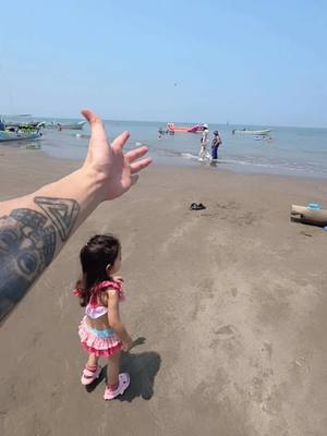 A post by @sebasgal11 on TikTok caption: Primer VIAJE a la PLAYA con mi HIJA 🤯