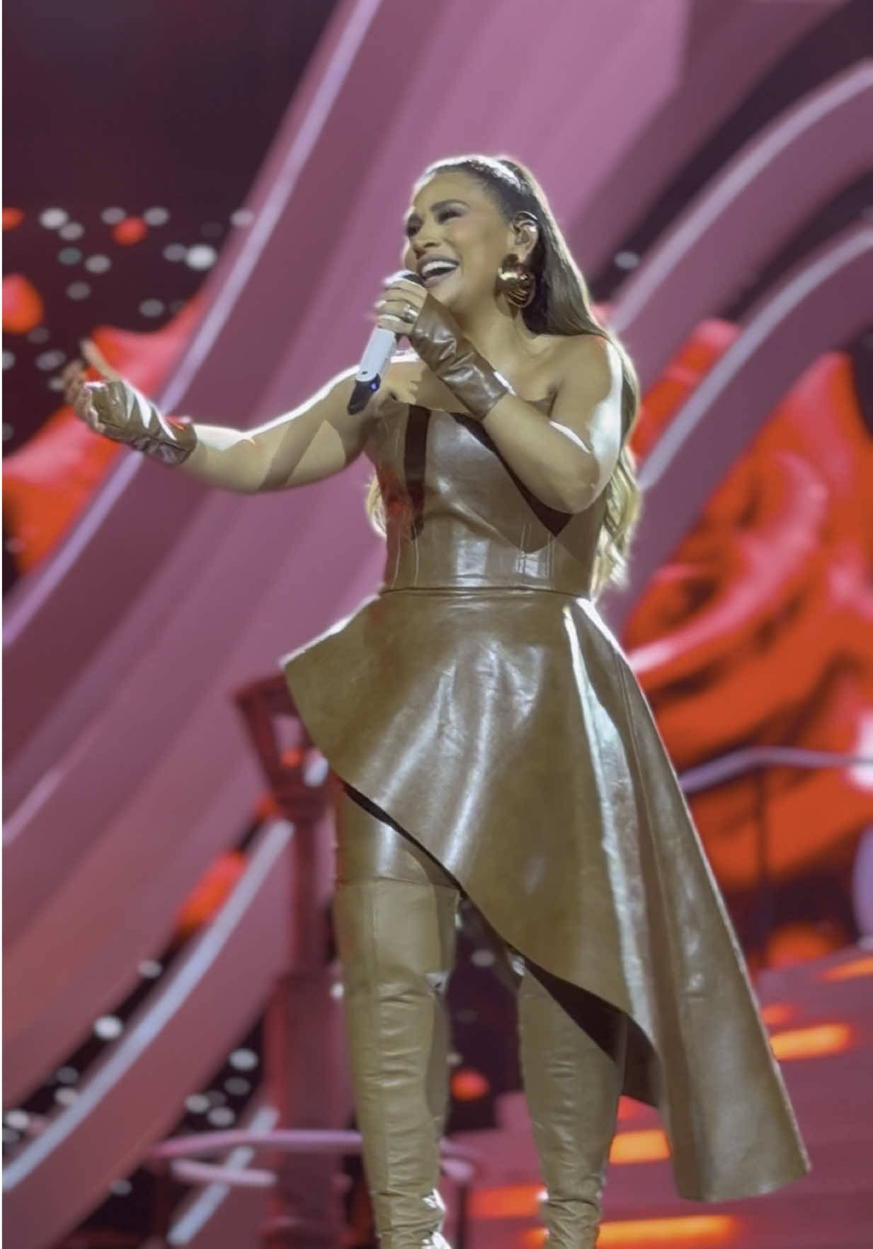 A post by @simoneses on TikTok caption: Quinta-feira às 21h eu lanço SAUDADE PROIBIDA pra vocês! O áudio já está disponível pra vocês criarem muitos vídeos, me marca que eu tô de olho! ❤️🔥 #SaudadeProibida 