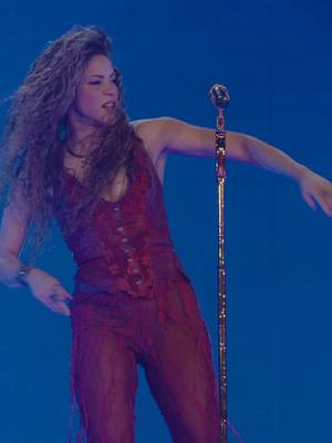A post by @alexisomman on TikTok caption: les juré que si daban like y me seguían podría hacer mejores videos! #shakira #lmynlworldtour #concierto 