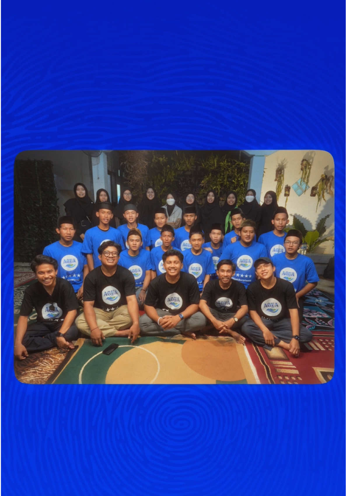 A post by @pandawaragroup on TikTok caption: Di bulan yang penuh berkah ini kita harus selalu menjaga kebersihan terutama dari sampah, semoga dengan adanya kegiatan ini makin banyak lagi masyarakat yang aware untun #BijakBerplastik dan memilah sampah sehingga lebih mudah di daur ulang dan tidak berakhir di sungai. @SehatAQUA 