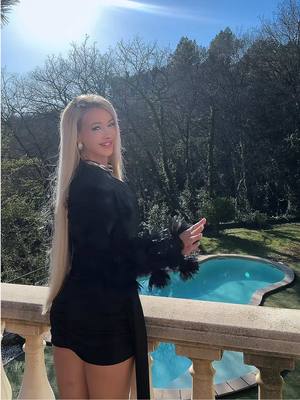 A post by @loukaki24 on TikTok caption: Elle est complètement folle Zoé 😳