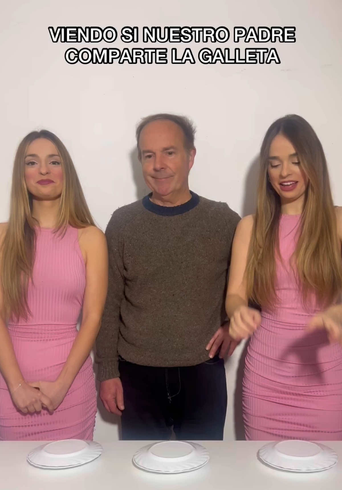 A post by @twinmelody on TikTok caption: Viendo si nuestro padre comparte la galleta 😂 #tutorial #cookiechallenge 