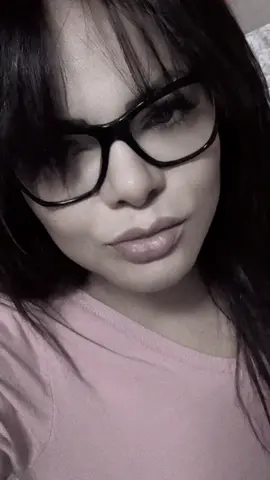 A post by @cravocanela228 on TikTok caption: E finalmente março está terminando e com ele se vai todos os meus perrengues desse mês 🤞🏽🍀